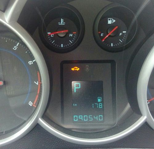 Горит машинка с ключиком Chevrolet Cruze